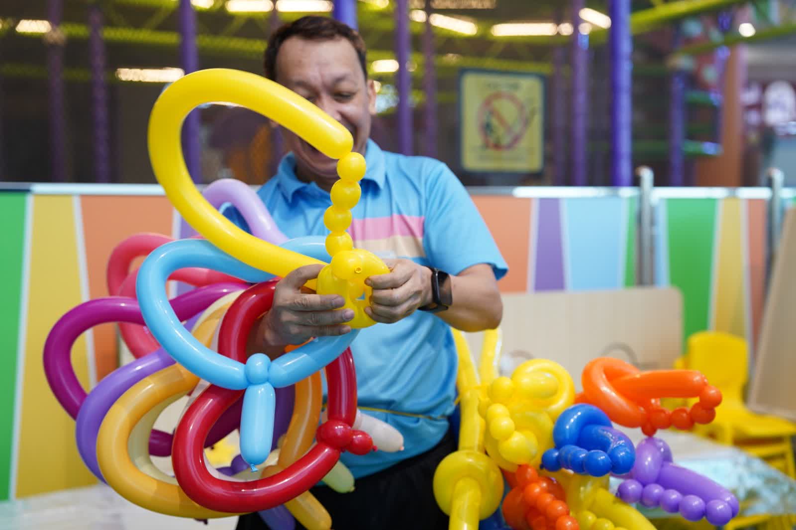 Balloon twisting and bending for kids