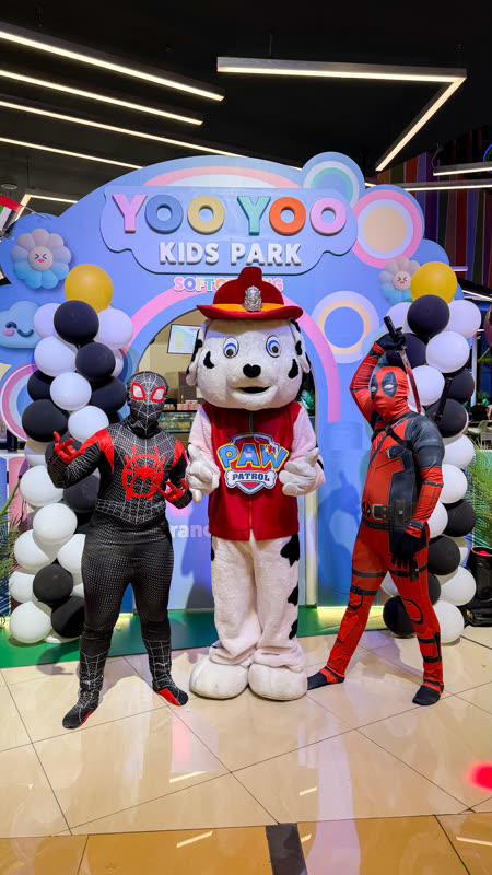 Characters and balloon décor at a YOOYOO special event